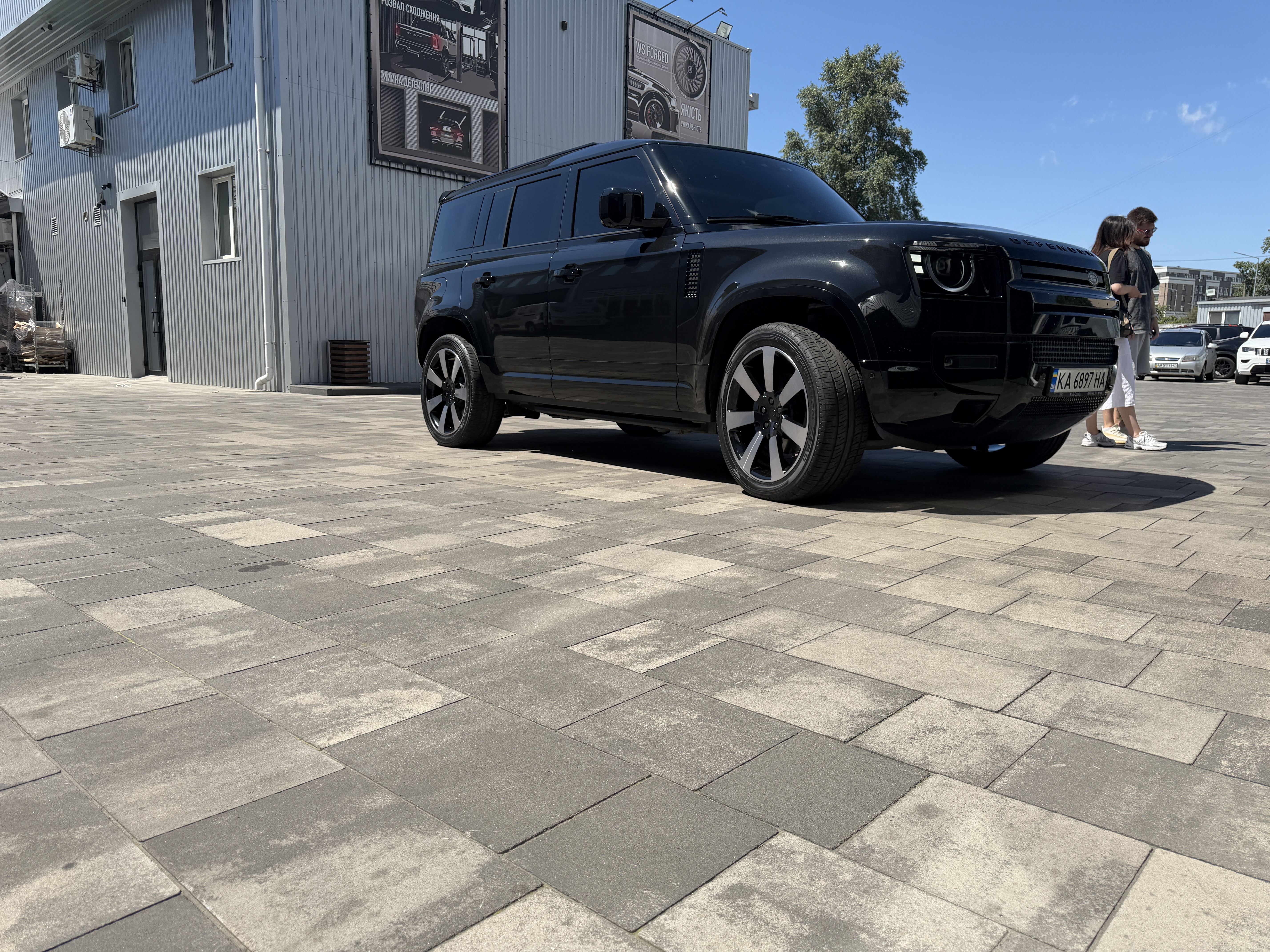 Land Rover Defender 130 на кованих дисках WSForged R22 з TPMS датчиками